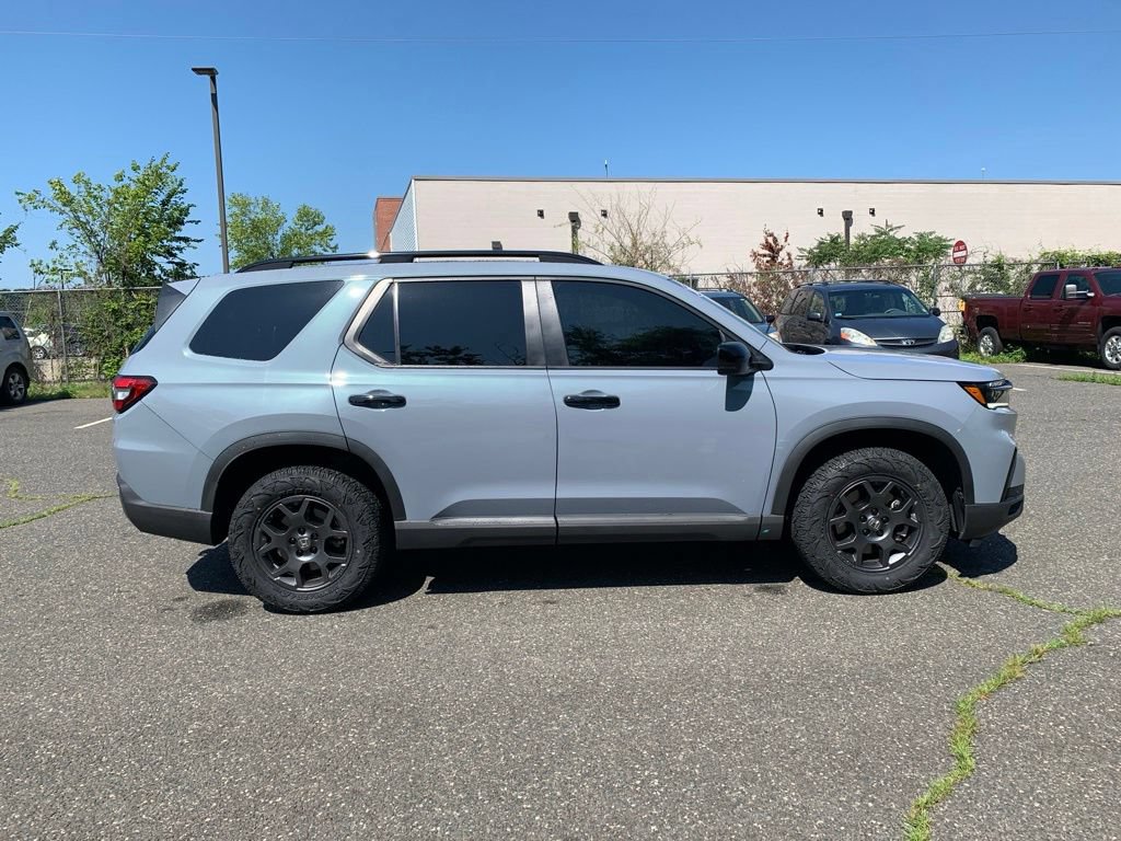 Used 2025 Honda Pilot TrailSport image 2