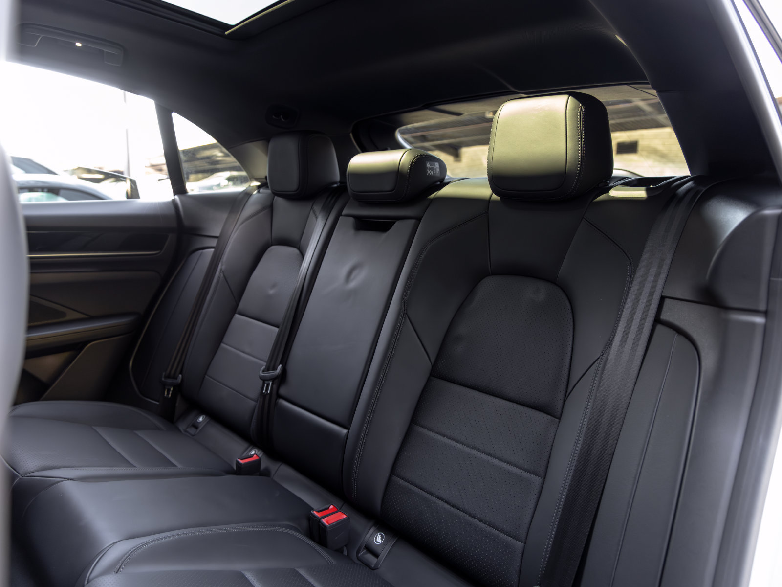 Certified 2025 Porsche Macan Electric RWD image 44