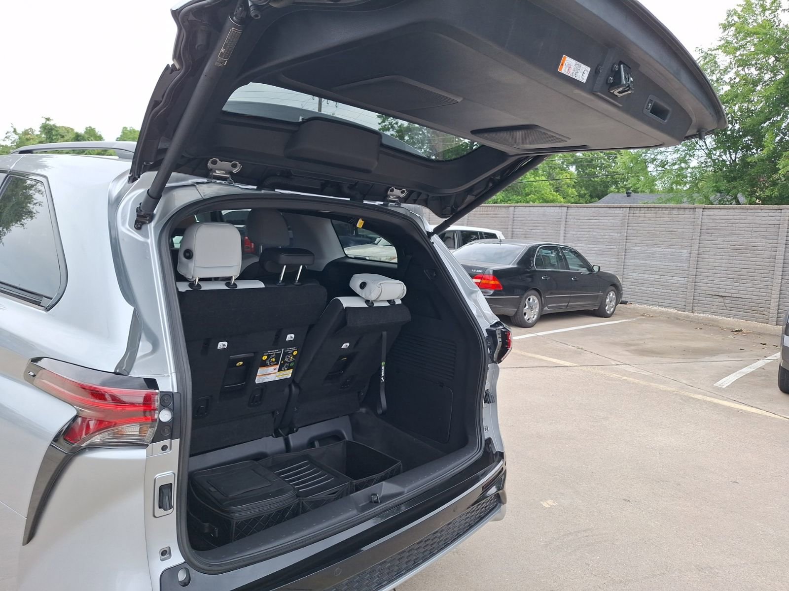 Used 2025 Toyota Sienna XSE FWD image 32