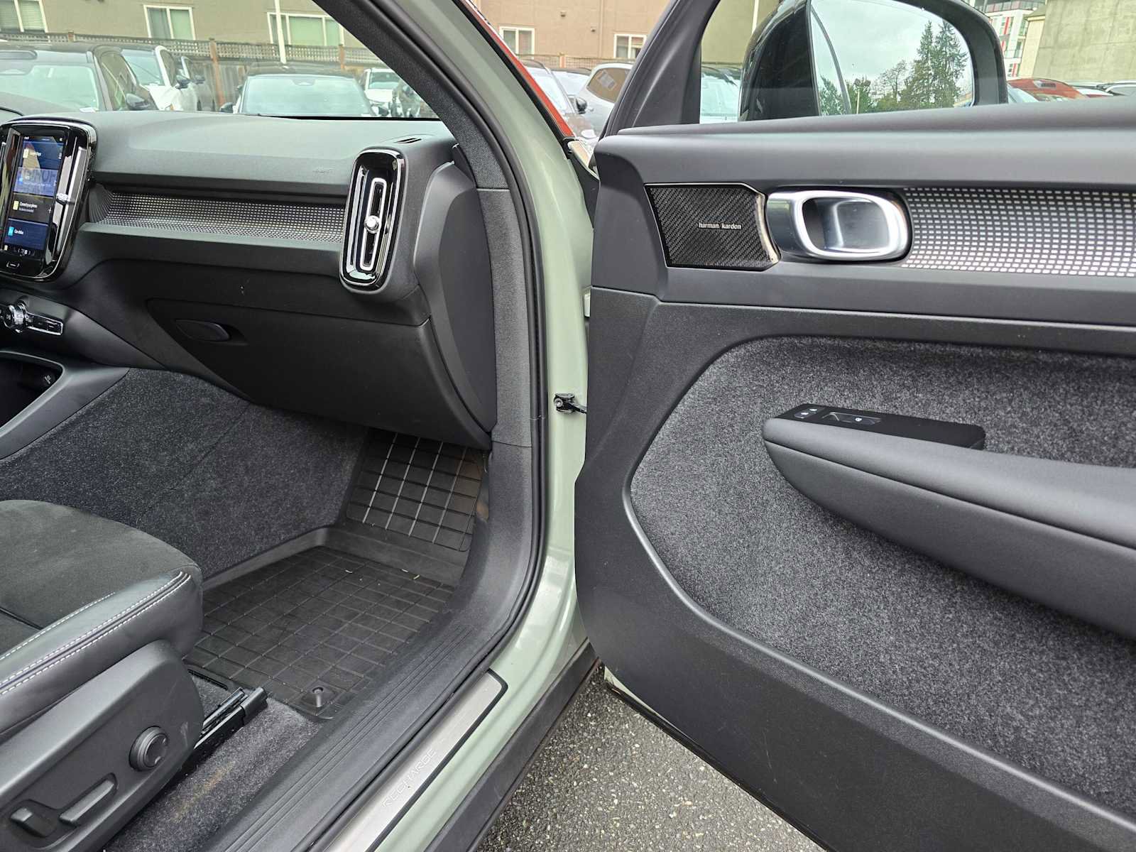 Certified 2022 Volvo XC40 P8 Recharge Ultimate image 19