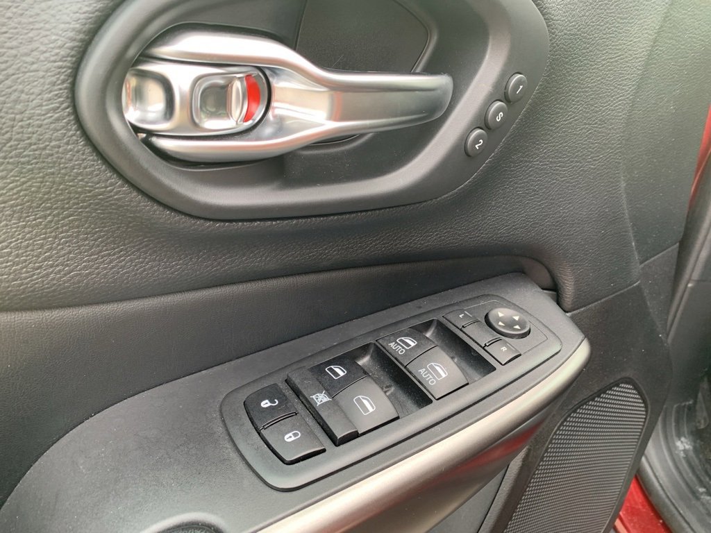 Used 2020 Jeep Cherokee Limited image 19