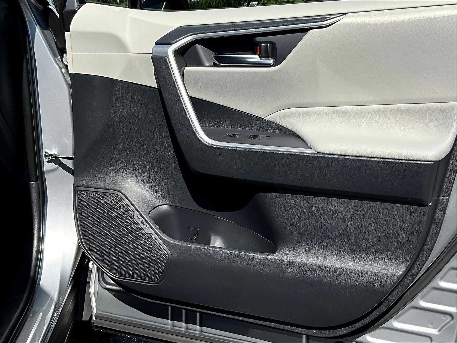 Used 2025 Toyota RAV4 XLE Premium image 12