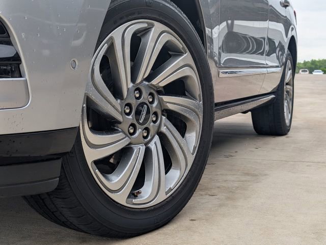 Used 2022 Lincoln Navigator Reserve image 2