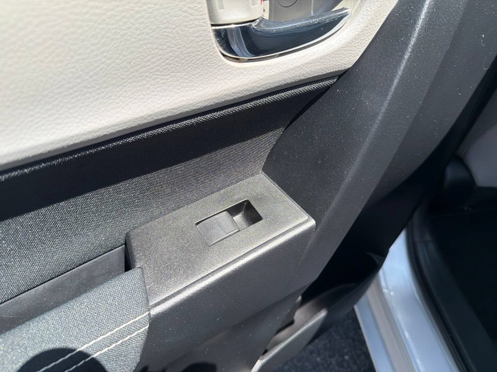 Used 2017 Toyota Corolla LE w/ Carpet Mat Package (TMS) FWD image 31