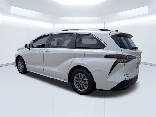 Used 2025 Toyota Sienna XLE FWD image 6
