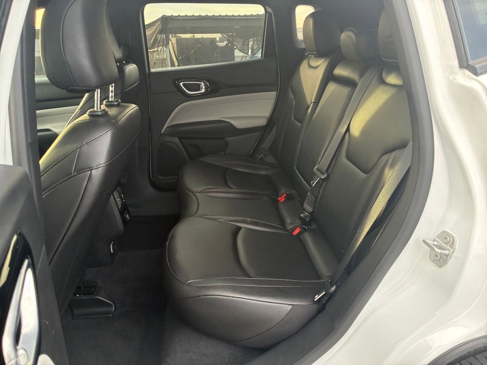 Used 2025 Jeep Compass Limited image 27