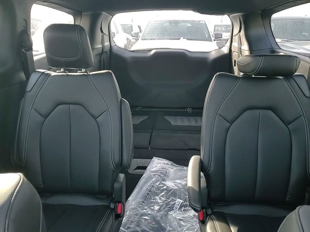 New 2026 Chrysler Pacifica Select image 33