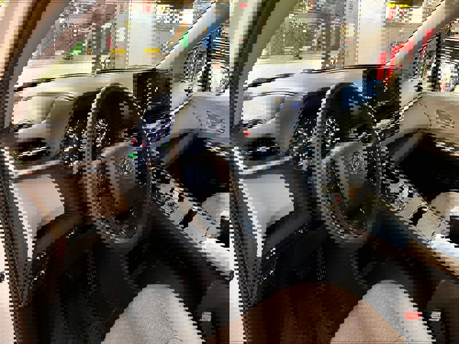 Used 2025 Toyota Sienna LE image 8