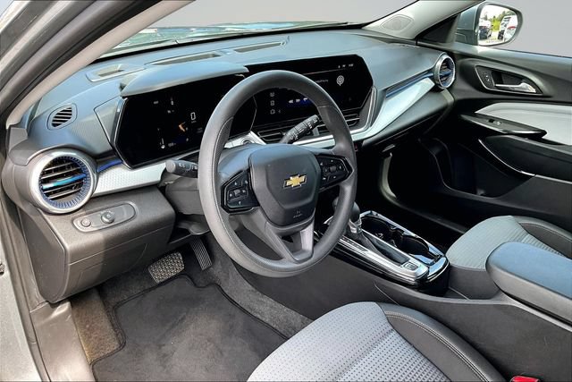 Used 2025 Chevrolet Trax LT FWD image 16
