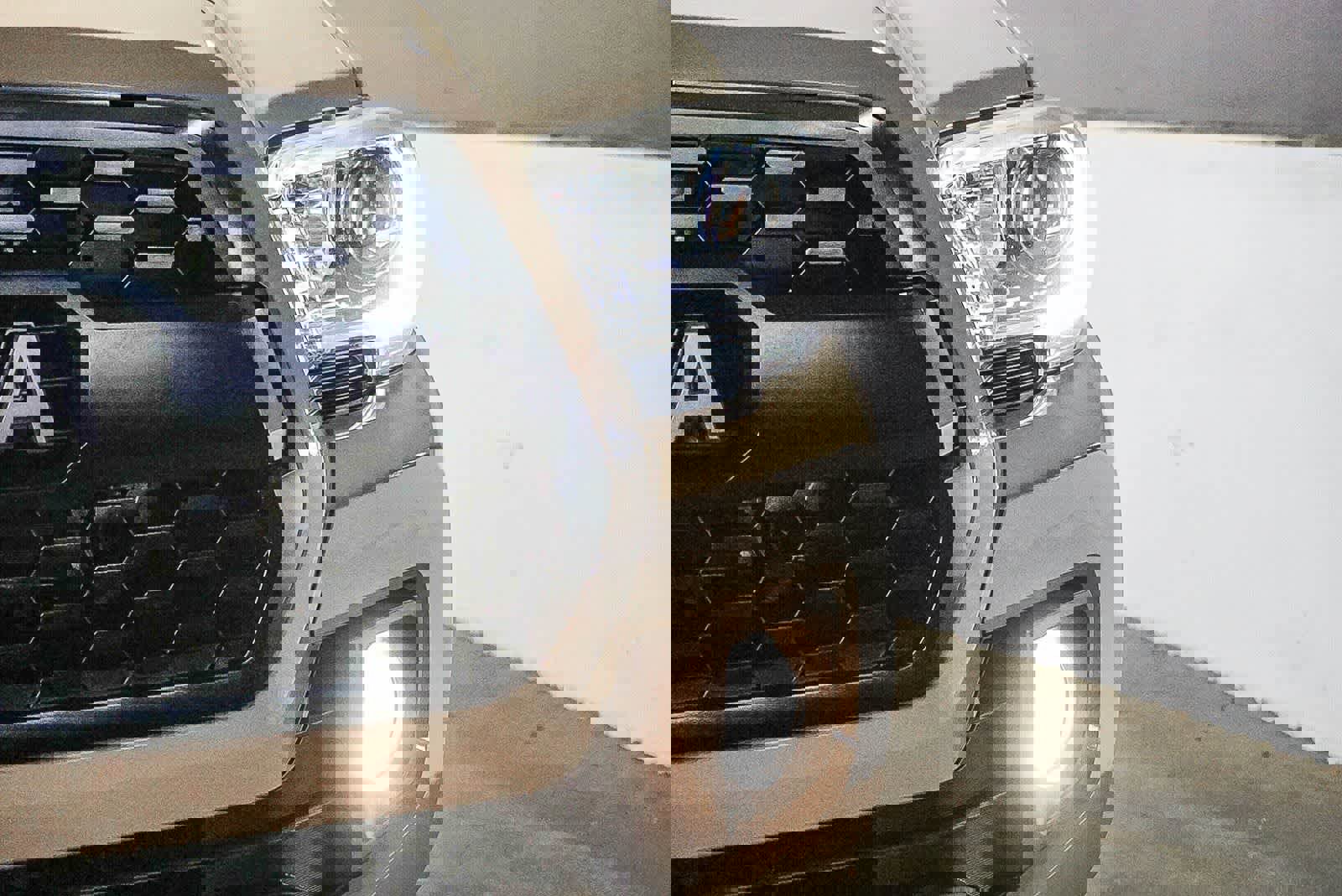 Used 2019 Toyota Tacoma TRD Off-Road w/ Technology Package AWD/4WD image 4