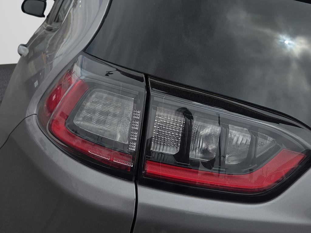 Used 2019 Jeep Cherokee Latitude Plus FWD image 20