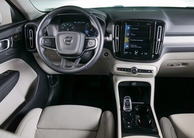 Used 2021 Volvo XC40 T5 Inscription w/ Advanced Package image 13