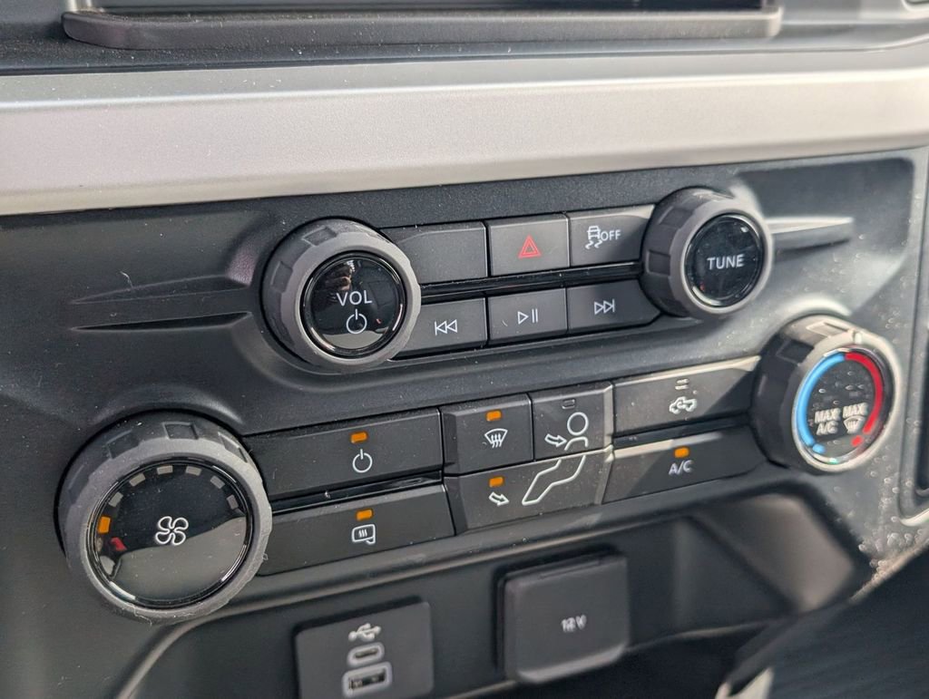 New 2025 Ford F550 4x4 Regular Cab Super Duty image 32