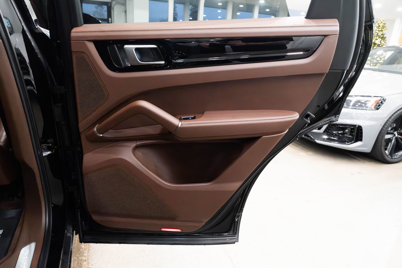 Used 2023 Porsche Cayenne image 21