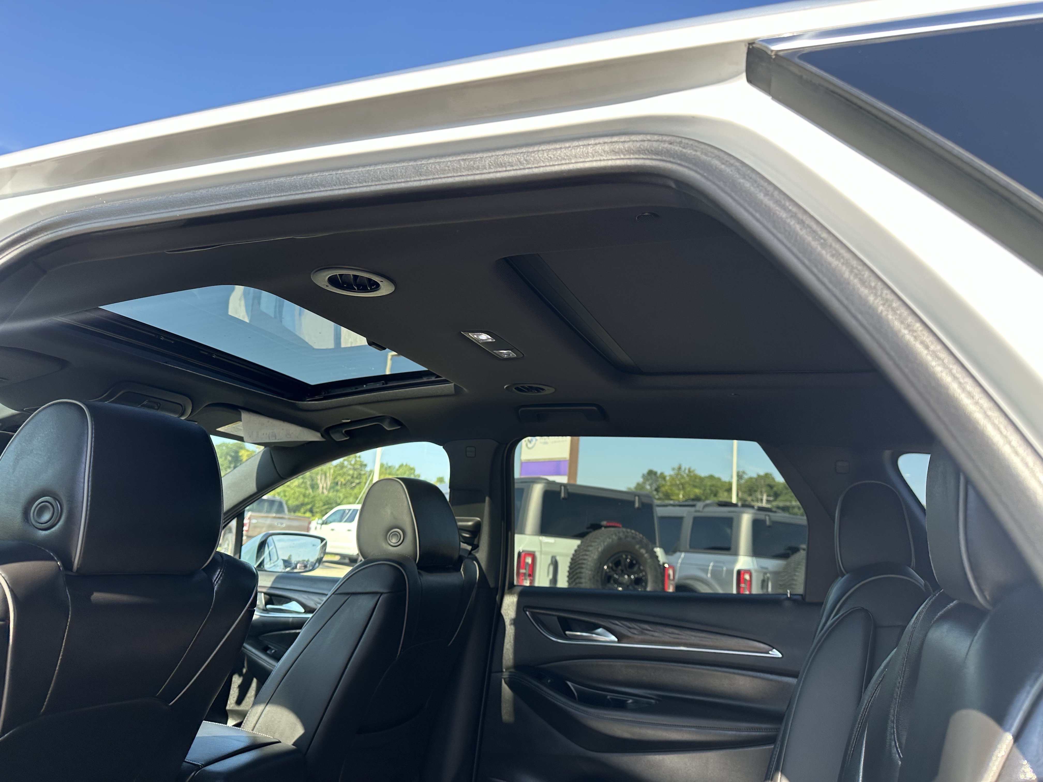 Used 2023 Buick Enclave Avenir w/ Avenir Technology Package AWD/4WD image 10