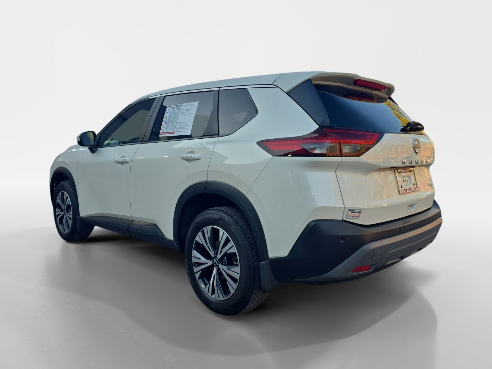 Used 2023 Nissan Rogue SV image 3