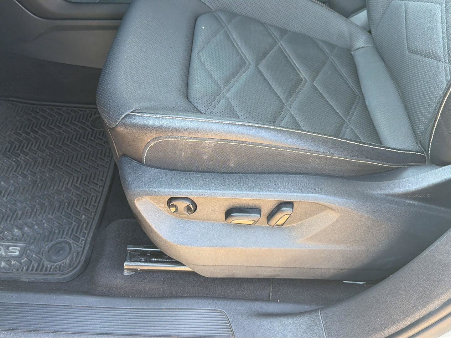 Used 2024 Volkswagen Atlas SE FWD image 11