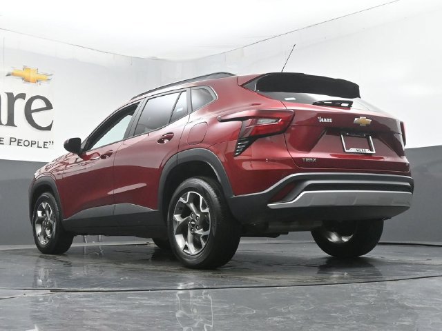 Used 2025 Chevrolet Trax LT FWD image 5