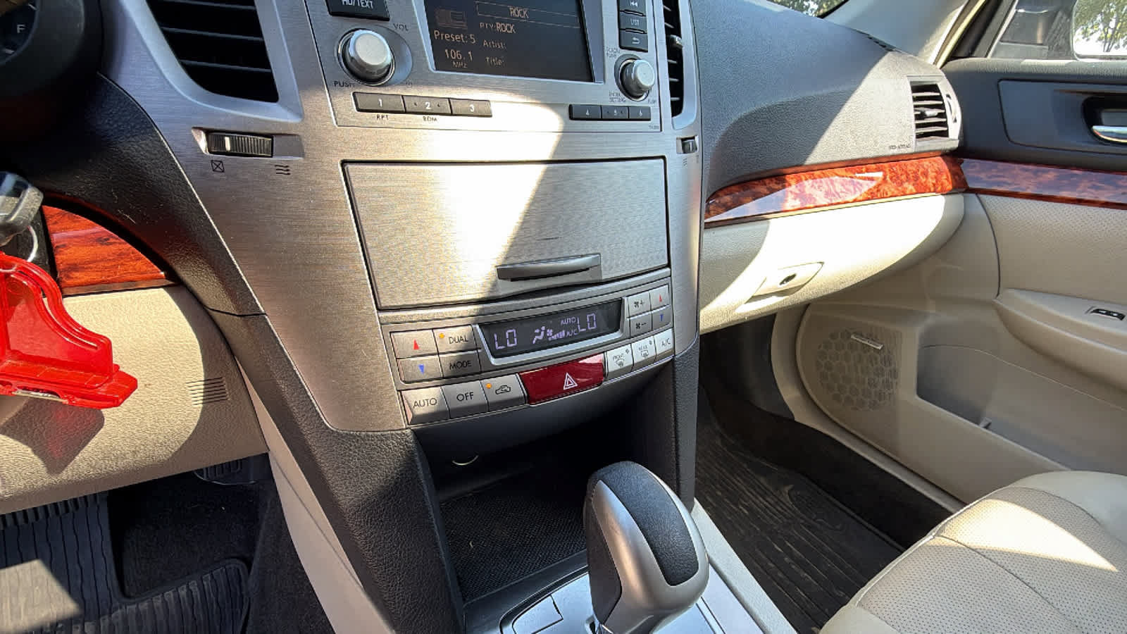 Used 2012 Subaru Outback 3.6R Limited w/ Moonroof Pkg AWD/4WD image 13