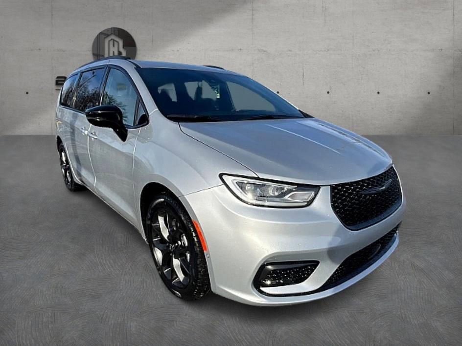 New 2026 Chrysler Pacifica Select image 4