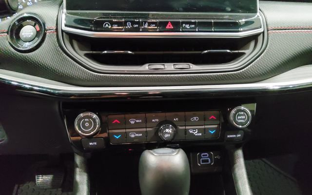 Used 2025 Jeep Compass Trailhawk AWD/4WD image 30