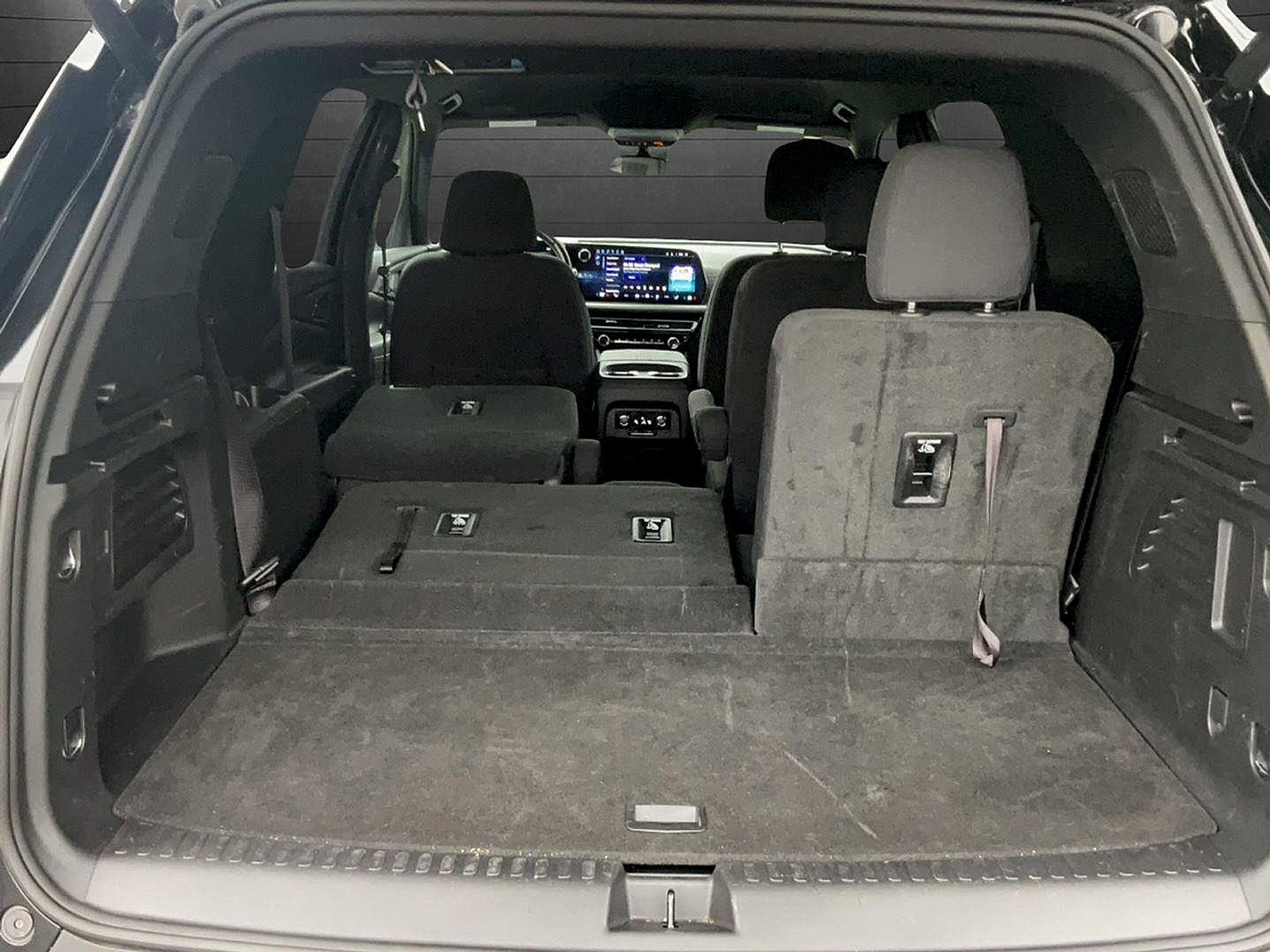 Used 2025 Chevrolet Traverse LT FWD image 11