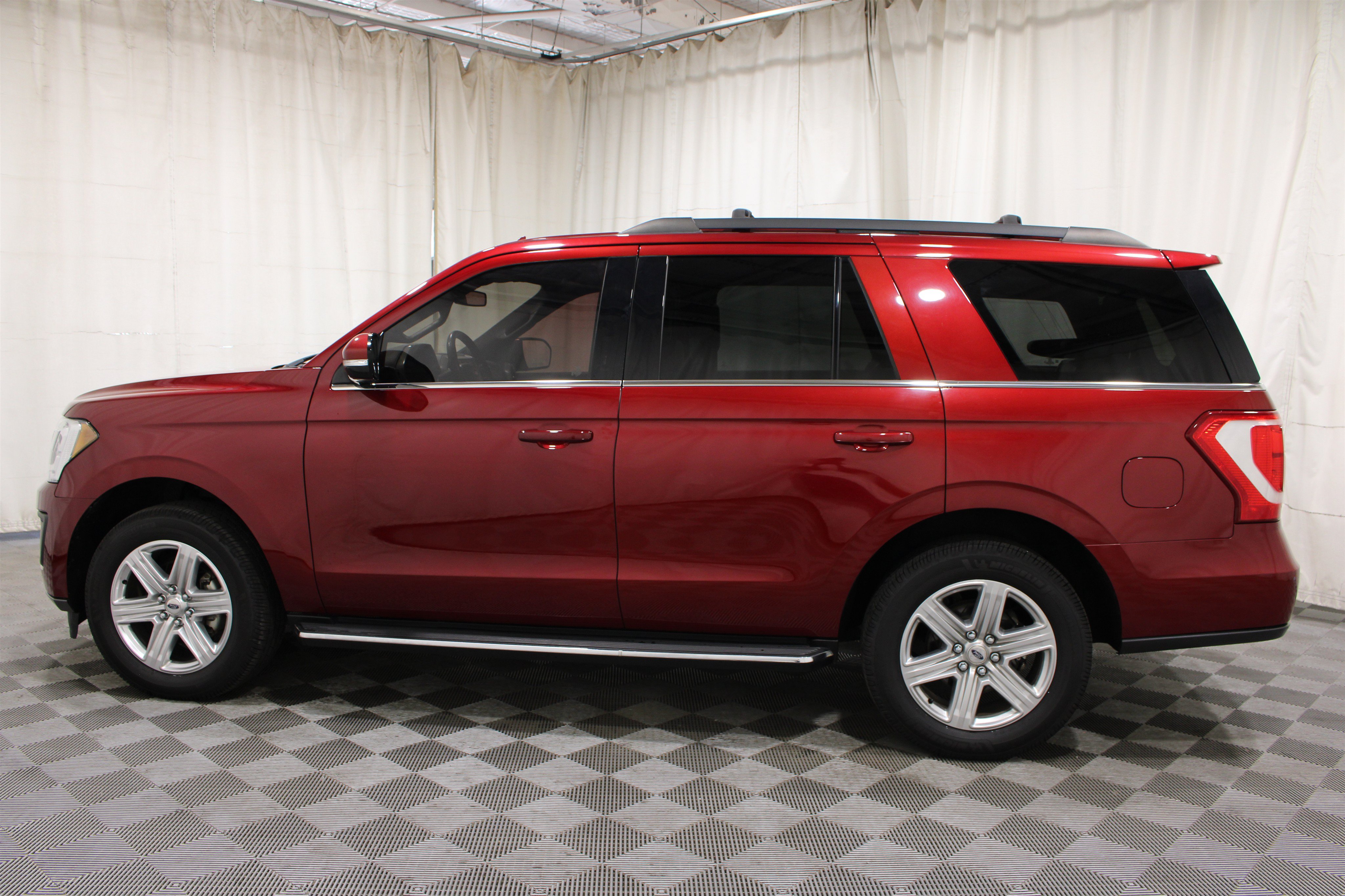 Used 2018 Ford Expedition XLT w/ Equipment Group 202A AWD/4WD image 36