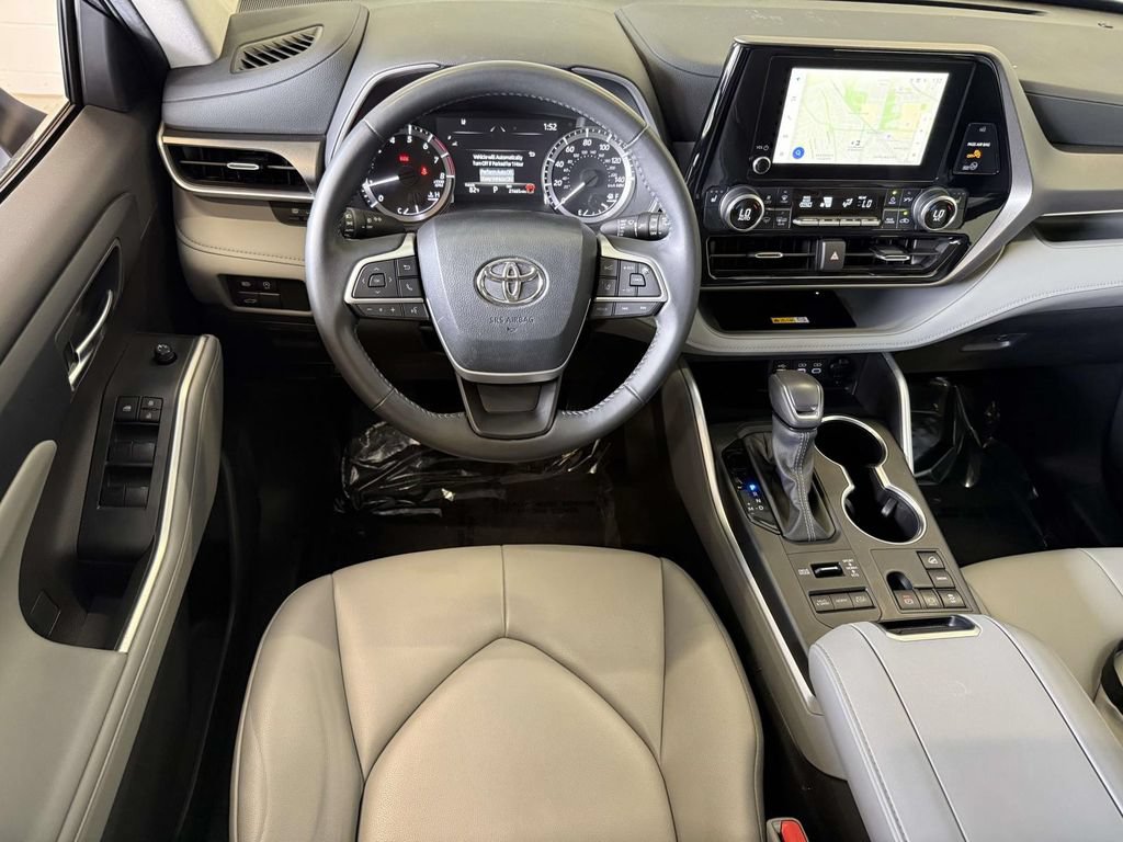 Used 2024 Toyota Highlander XLE AWD/4WD image 4