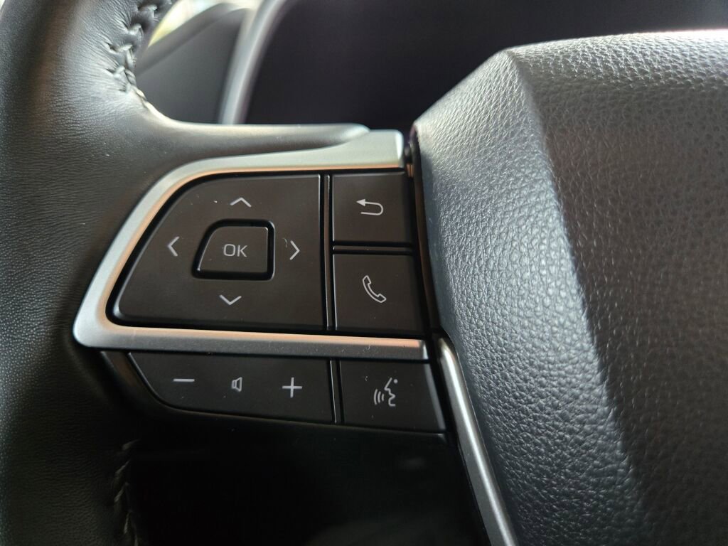 Used 2023 Toyota Highlander XLE image 17