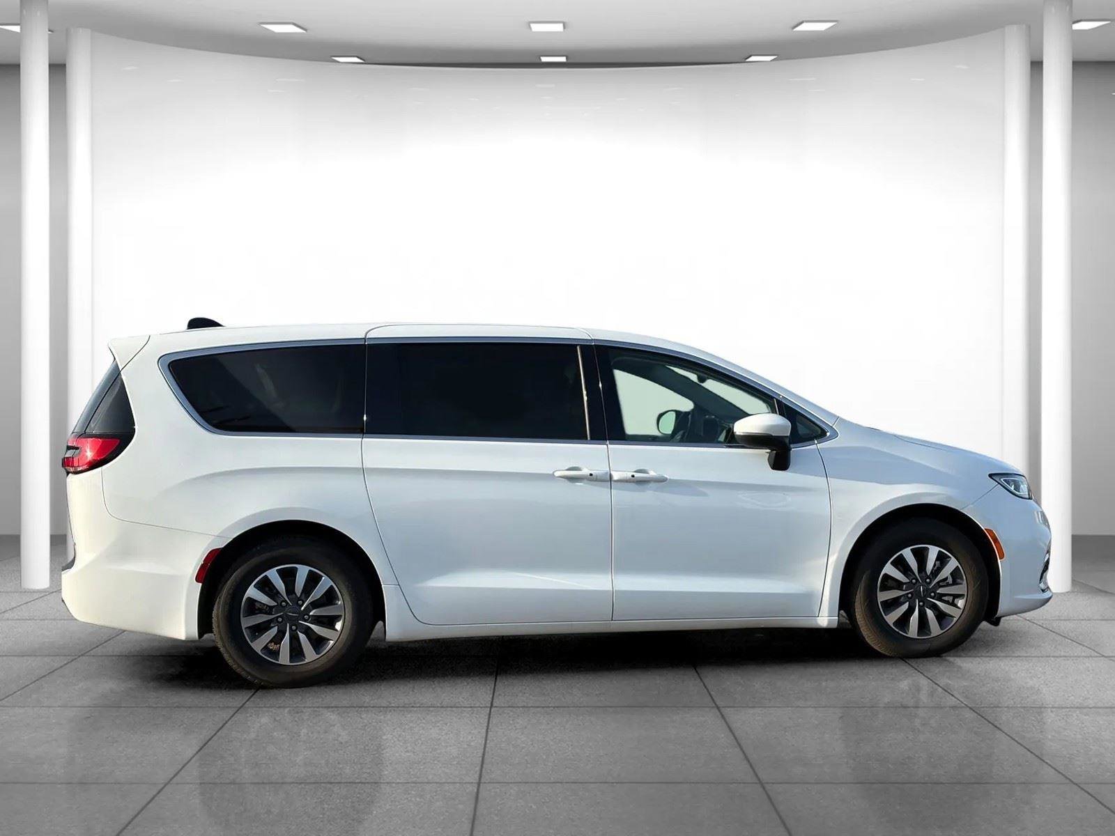 Used 2023 Chrysler Pacifica Touring-L image 8