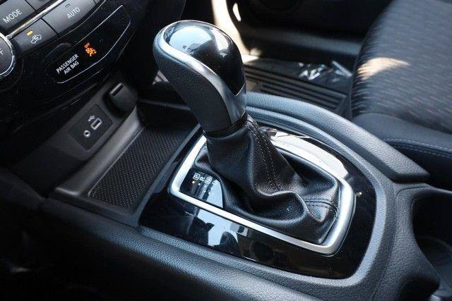 Used 2018 Nissan Rogue SV w/ Premium Package FWD image 16