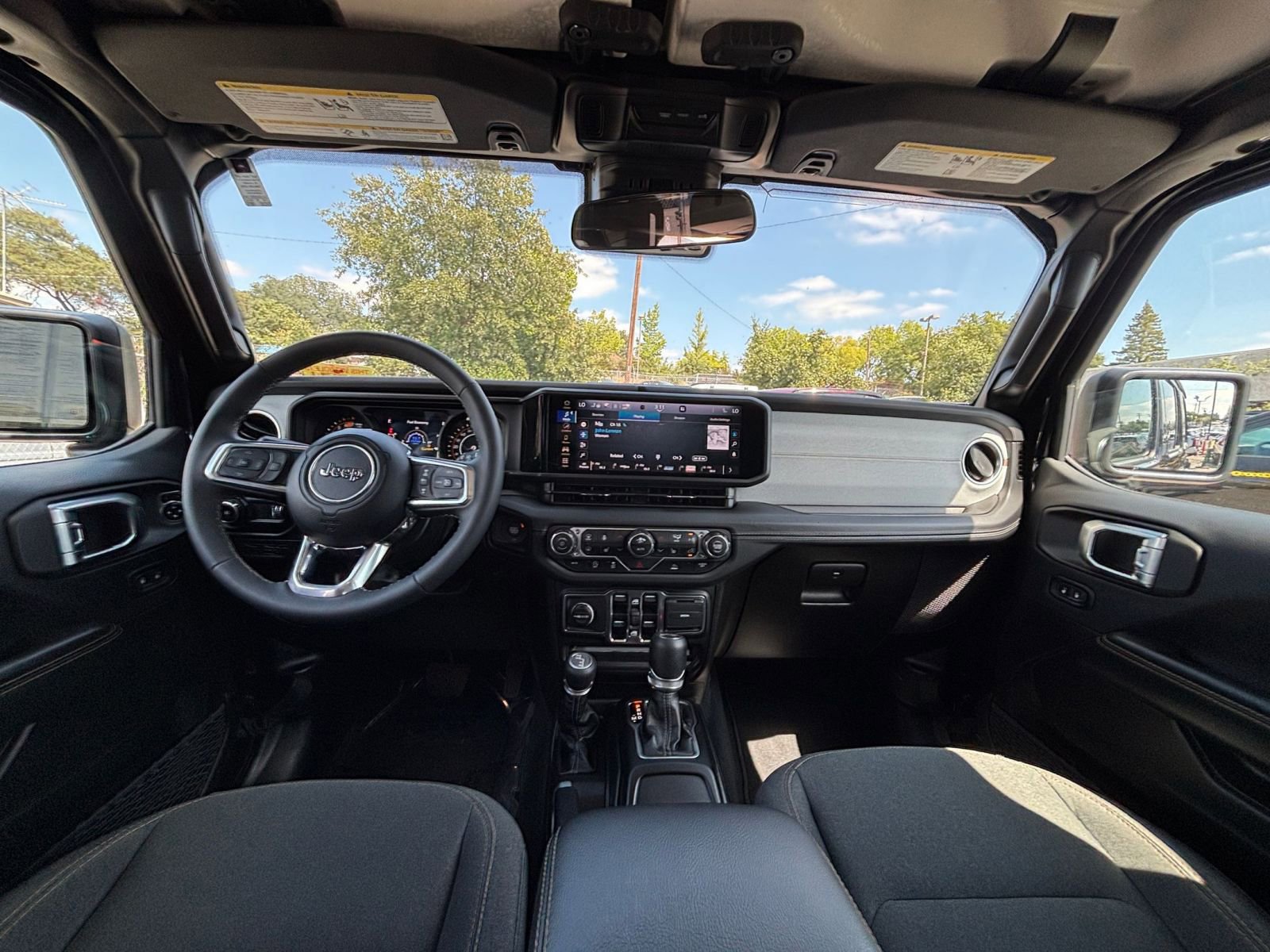 Used 2025 Jeep Wrangler Unlimited Sahara AWD/4WD image 33