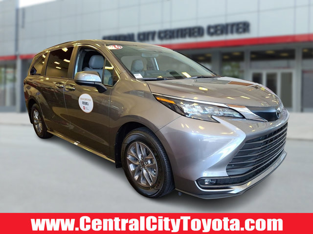 Used 2026 Toyota Sienna XLE image 1