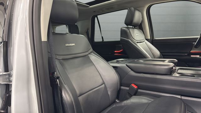 Used 2025 Ford Expedition Platinum AWD/4WD image 32