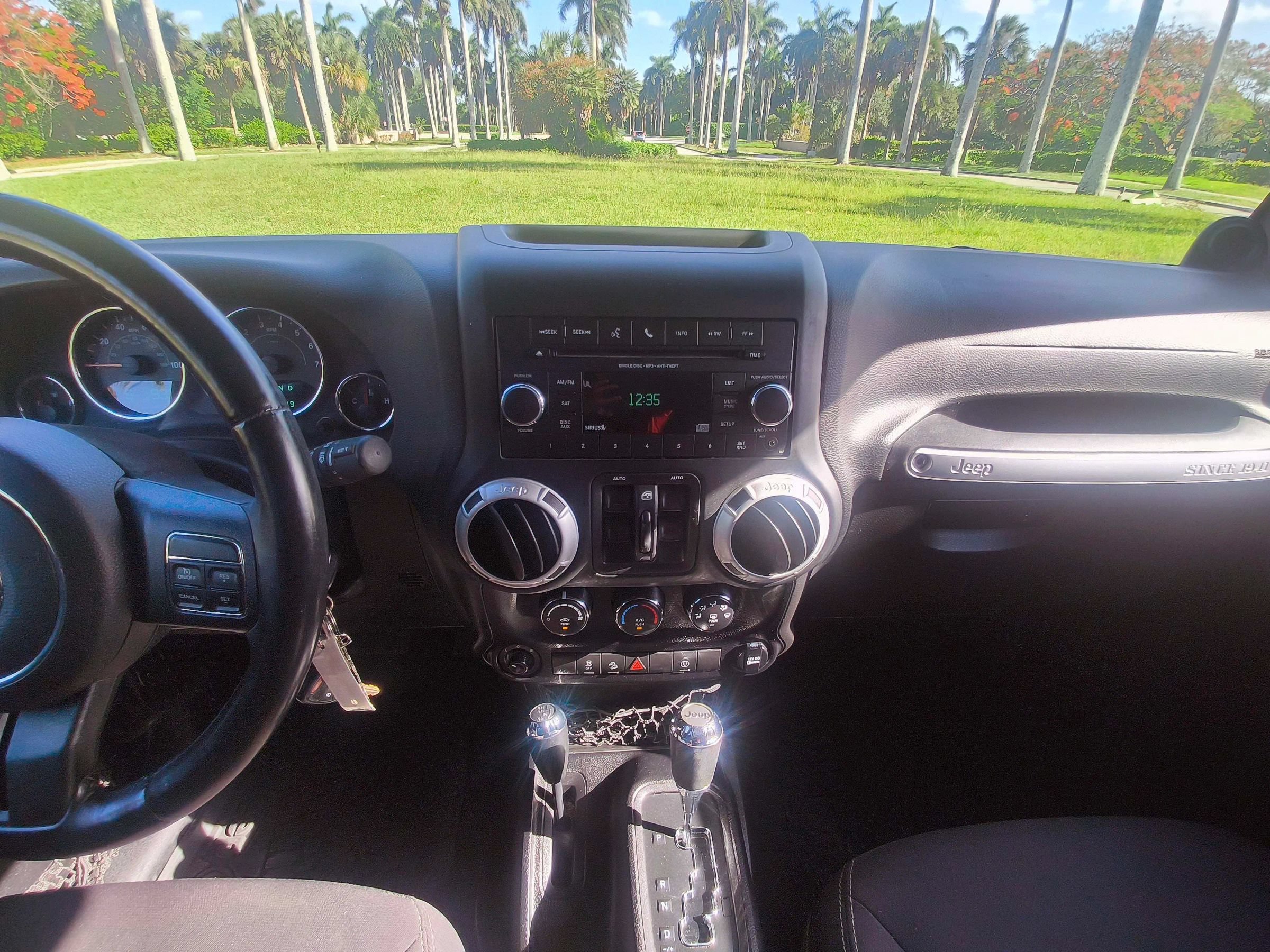 Used 2014 Jeep Wrangler Unlimited Rubicon w/ Connectivity Group AWD/4WD image 23
