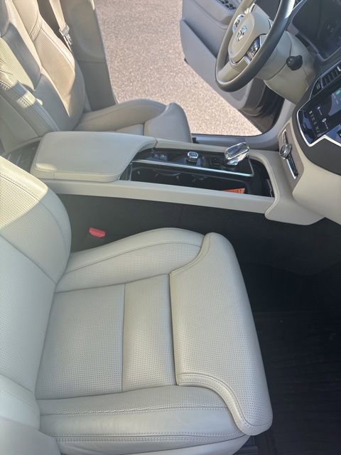 Used 2023 Volvo XC90 T8 Ultimate w/ Lounge Package image 32