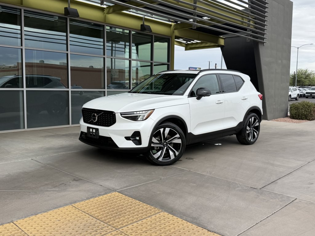 Used 2023 Volvo XC40 B5 Plus w/ Driver Assist Package AWD/4WD image 1