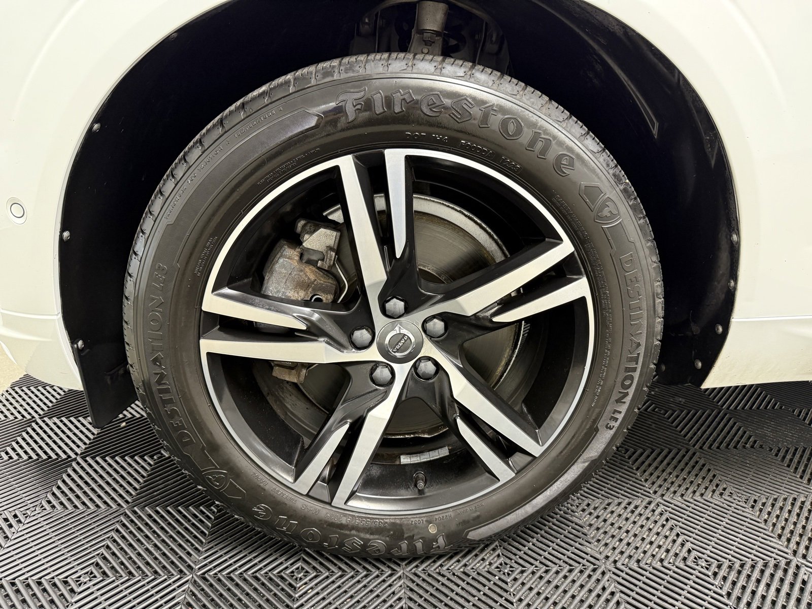 Used 2018 Volvo XC60 T6 R-Design w/ Convenience Package image 28