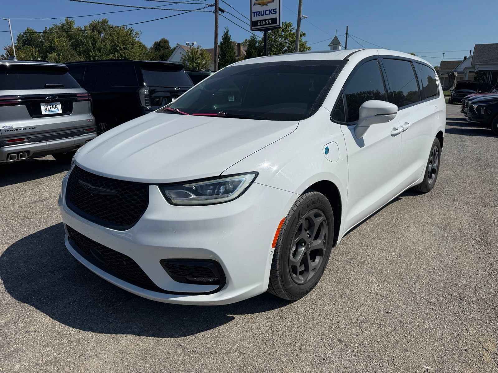 Used 2022 Chrysler Pacifica Limited w/ Uconnect Theater Family Group FWD image 2