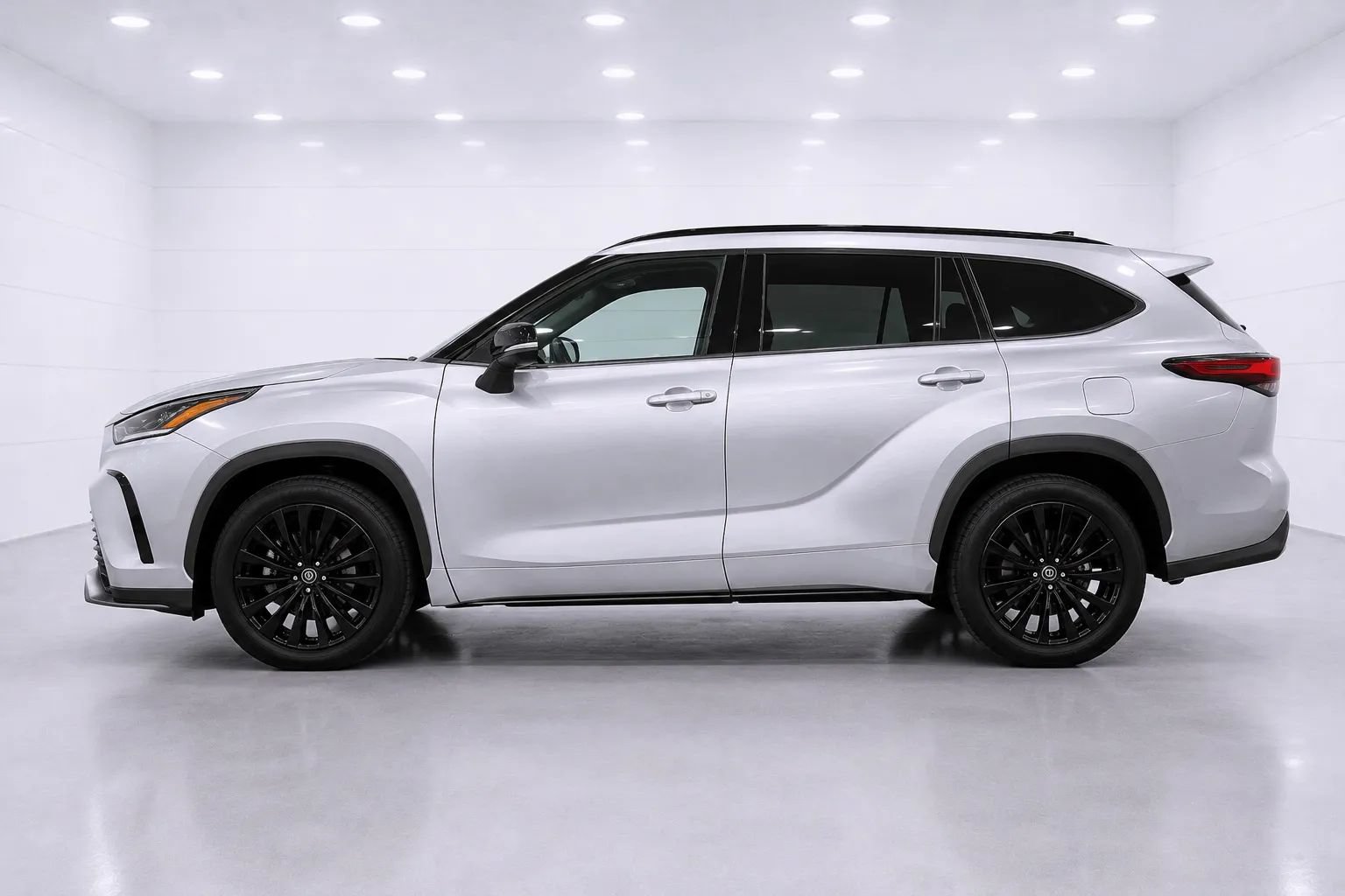 Used 2023 Toyota Highlander XSE AWD/4WD image 2