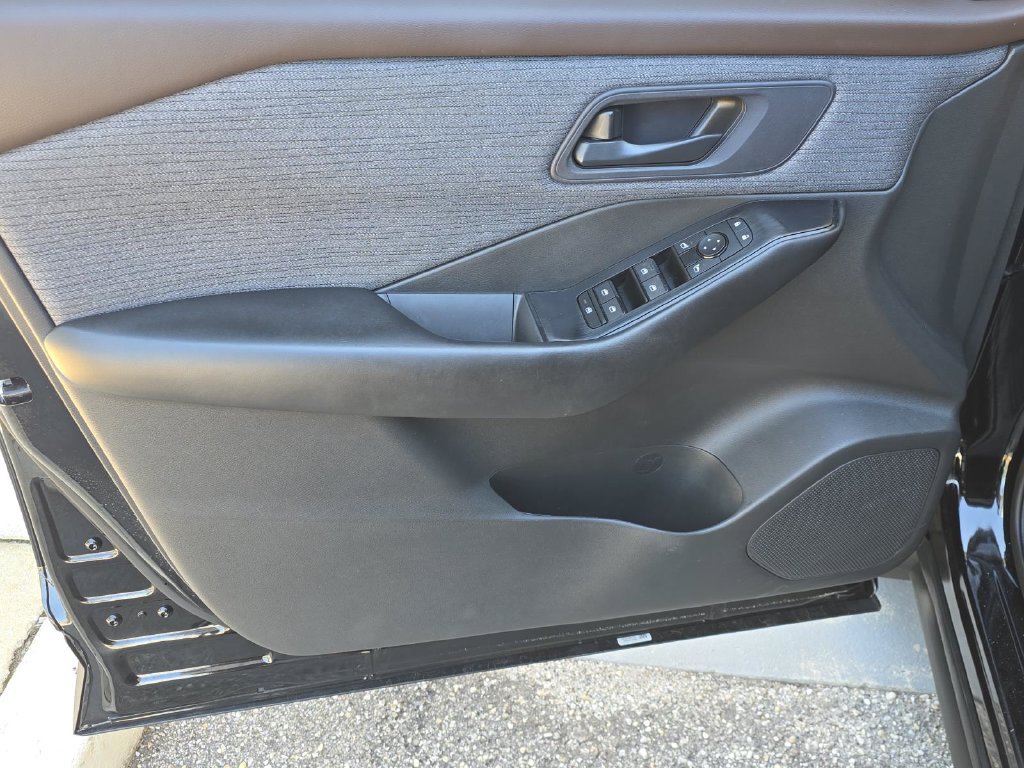 Used 2023 Nissan Rogue S FWD image 30
