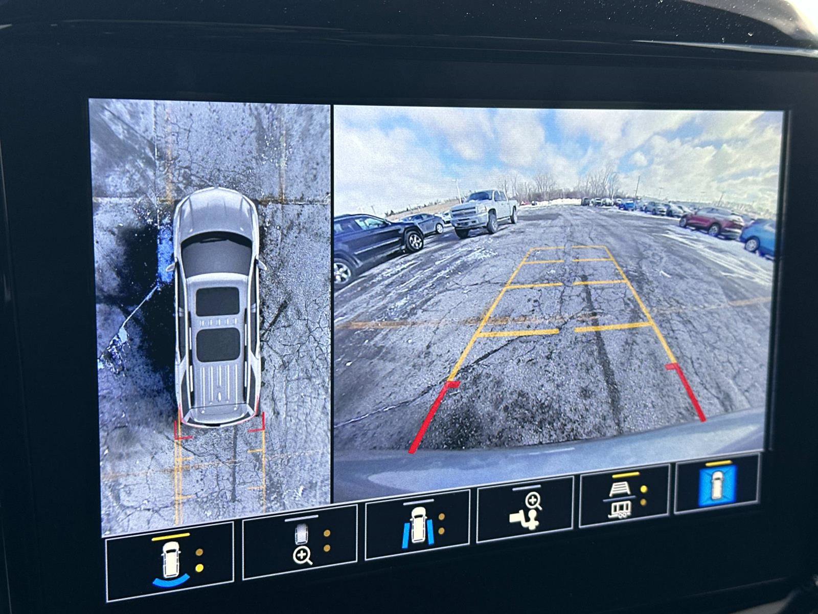 Used 2023 Chevrolet Traverse RS image 29