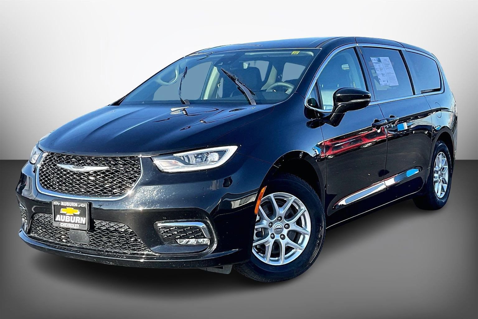 Used 2024 Chrysler Pacifica Touring-L image 2