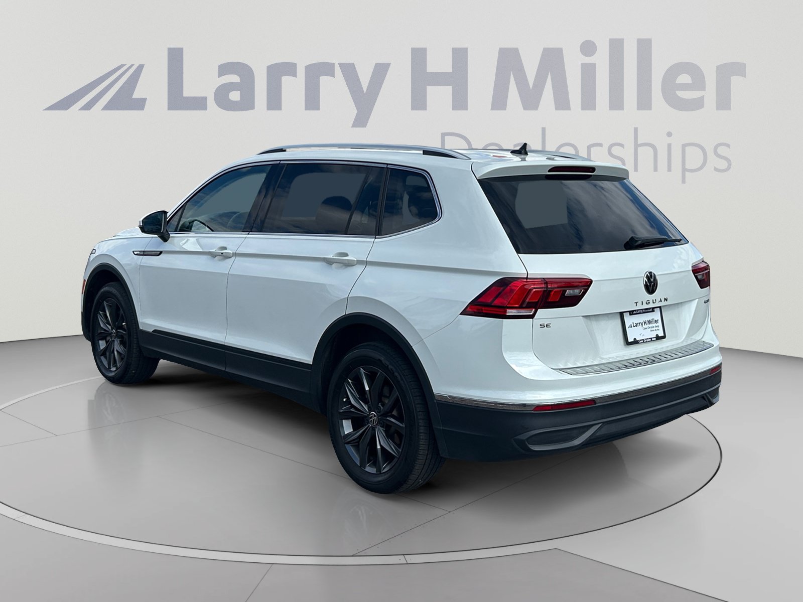 Used 2023 Volkswagen Tiguan SE AWD/4WD image 3