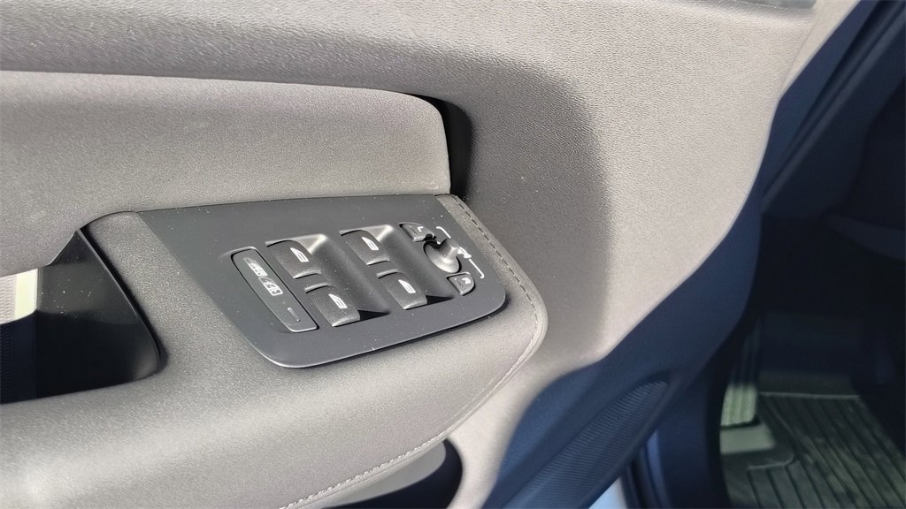 New 2026 Volvo XC60 B5 Plus w/ Climate Package image 10