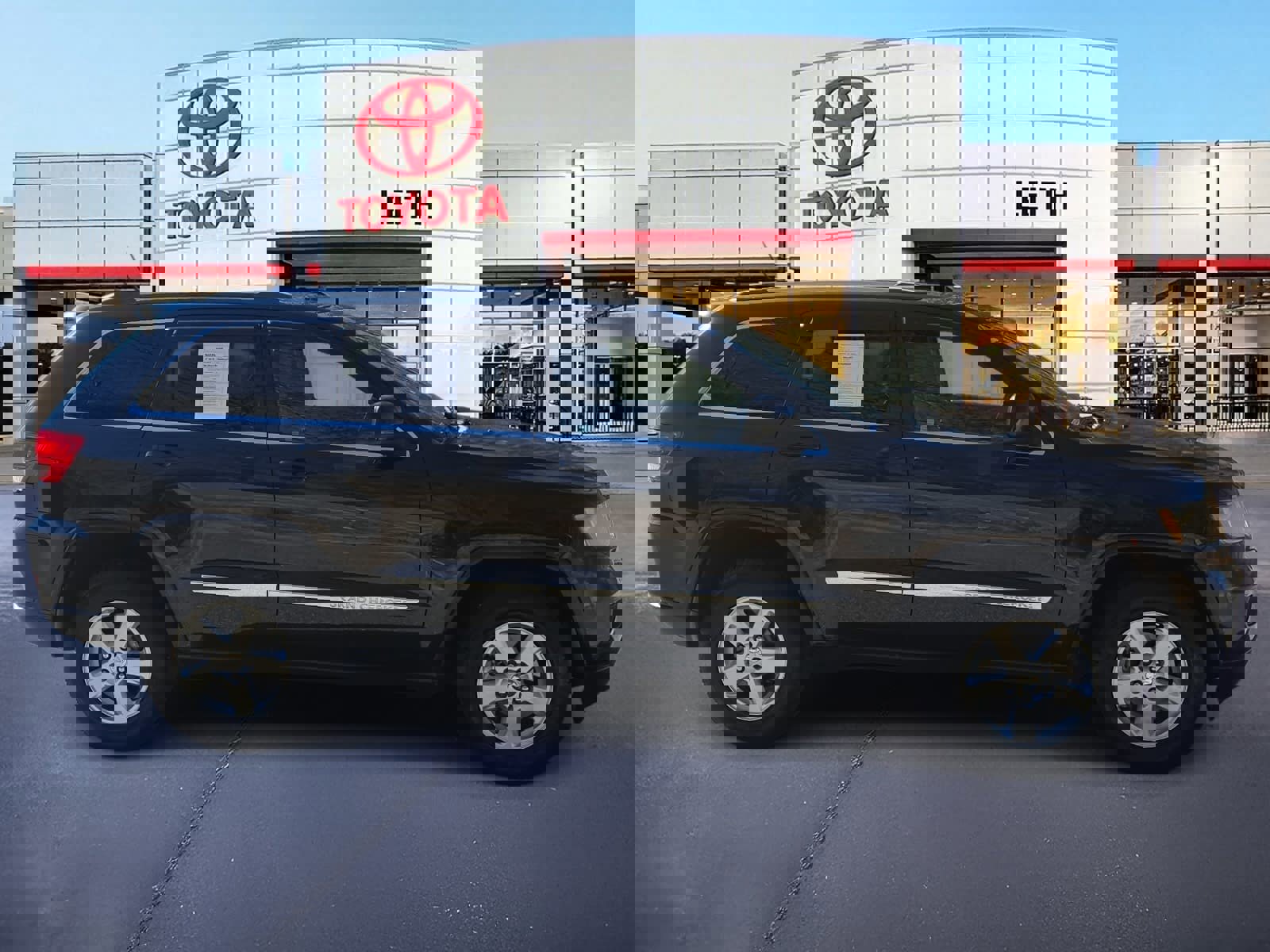 Used 2011 Jeep Grand Cherokee Laredo image 4