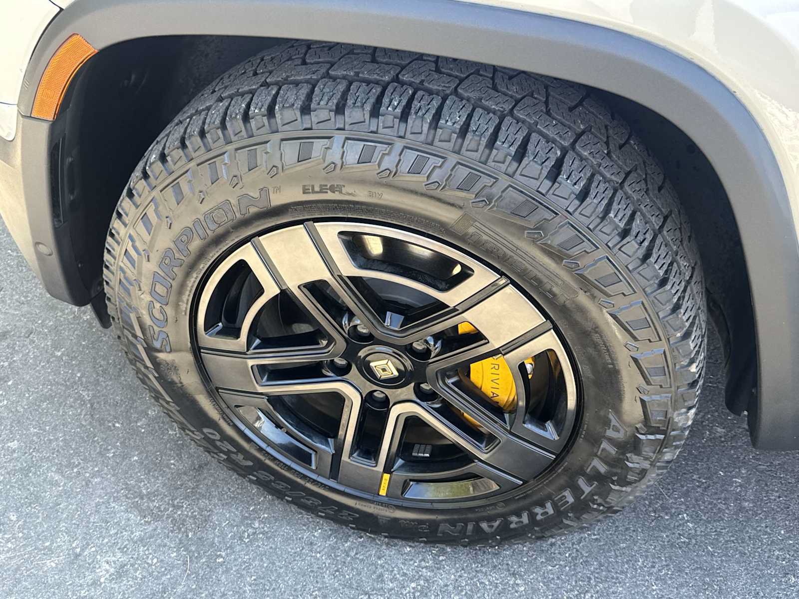 Used 2025 Rivian R1S Premium AWD/4WD image 12