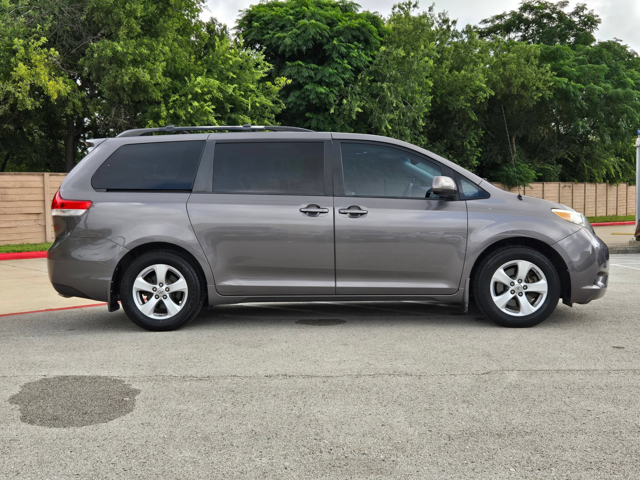 Used 2013 Toyota Sienna LE FWD image 2