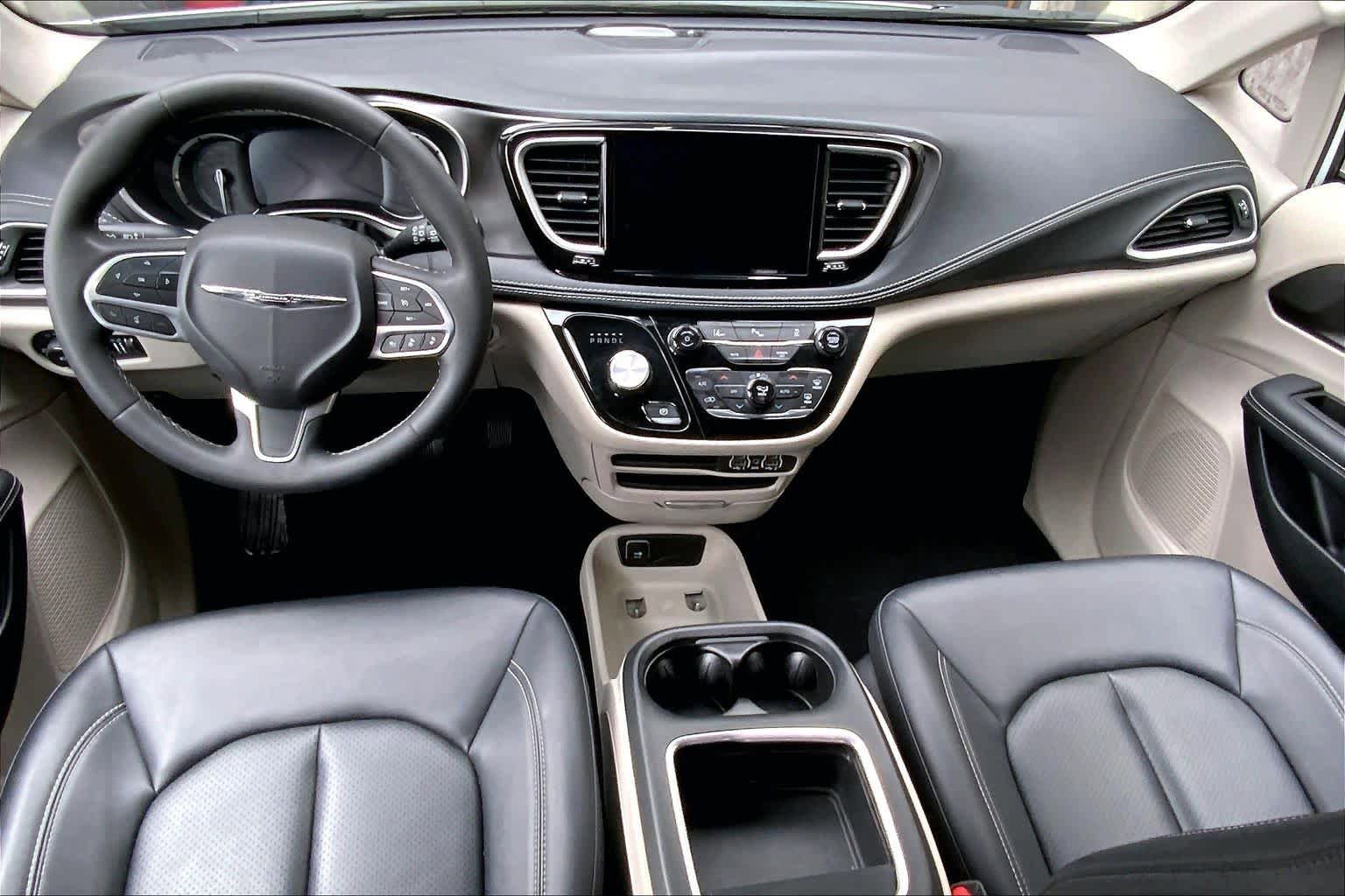Used 2024 Chrysler Pacifica Limited FWD image 16