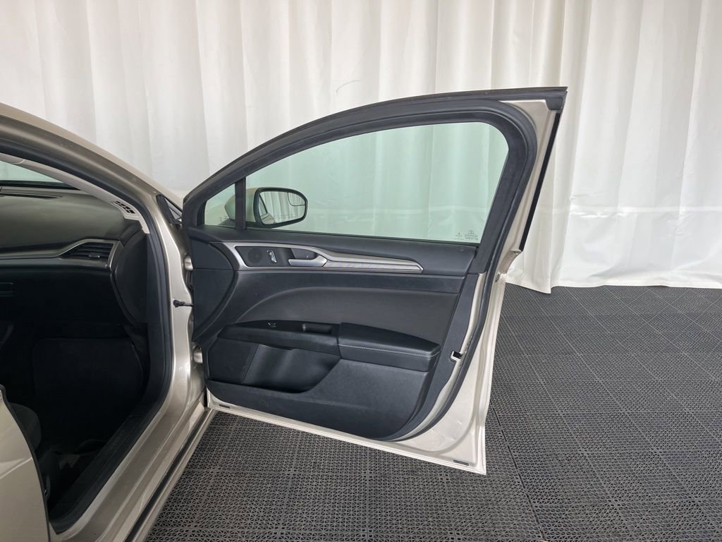 Used 2017 Ford Fusion SE image 20